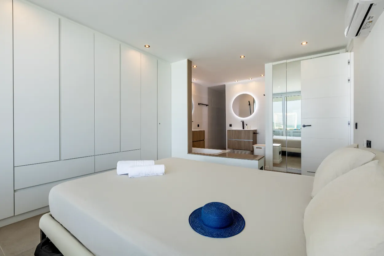 Vista del Silencio - bedroom-with-mirrored-wardrobe